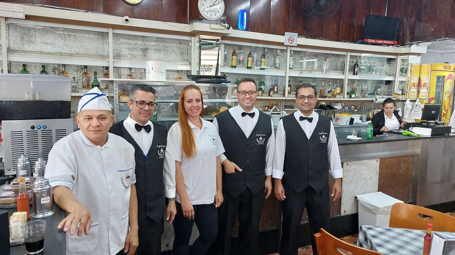 A Chef Ju Souza e a equipe de atendimento