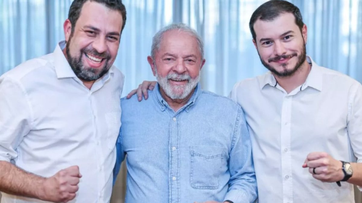Lula durante reunião com Guilherme Boulos e Juliano Medeiros, do PSOL 