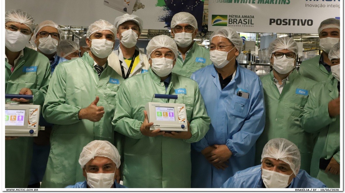 Em 2020, como Ministro da Ciência, Tecnologia e Inovação, o Astronauta Marcos Pontes visita uma das empresas brasileiras que produz respiradores para o tratamento de pacientes infectados pelo coronavírus, em Sorocaba (SP). 