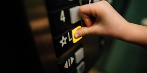 "É um momento muito delicado", diz mulher agredida em elevador