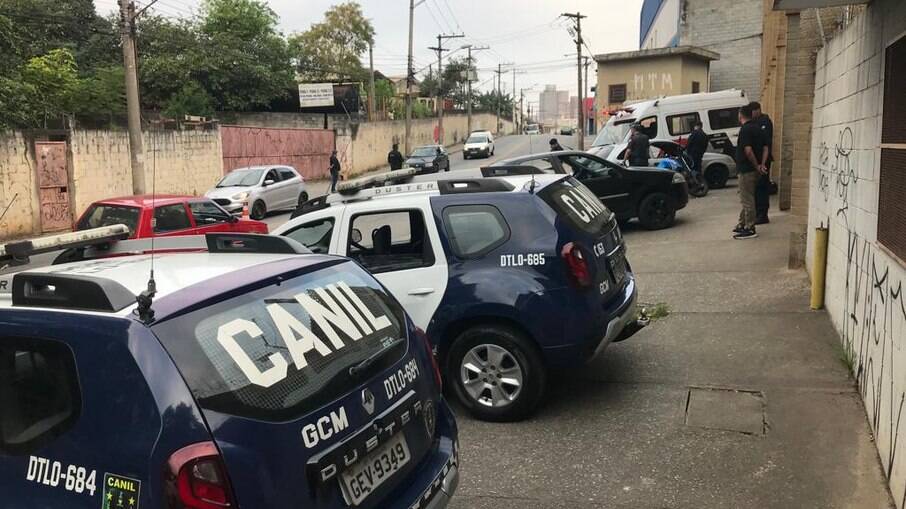 Dentre as ações, um flagrante por roubo de carga; dois por tráfico de entorpecentes, com apreensão de 31 kg de cocaína, além de seis pessoas procuradas pela Justiça que foram detidas. Dentre as ações, um flagrante por roubo de carga; dois por tráfico de entorpecentes, com apreensão de 31 kg de cocaína, além de seis pessoas procuradas pela Justiça que foram detidas.