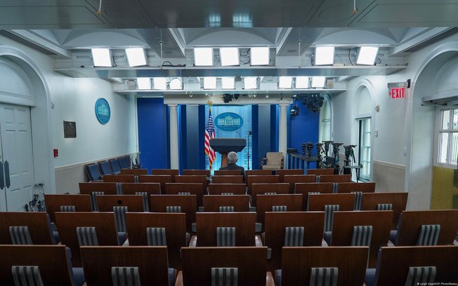 Sala de imprensa da Casa Branca vazia no dia em que as principais emissoras de TV suspenderam cobertura em defesa dos colegas barrados Sala de imprensa da Casa Branca vazia no dia em que as principais emissoras de TV suspenderam cobertura em defesa dos colegas barrados