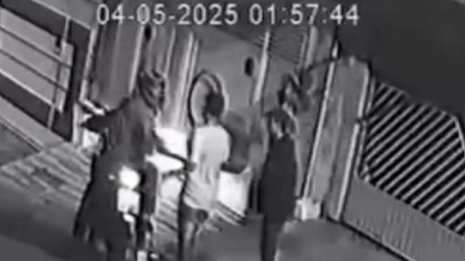 Momento em que os criminosos abordaram o adolescente e o primo no Itaim Paulista Momento em que os criminosos abordaram o adolescente e o primo no Itaim Paulista