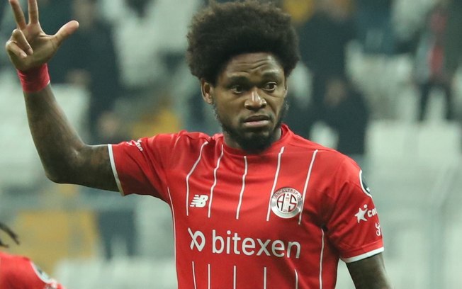 Inter avança em negociação por atacante Luiz Adriano