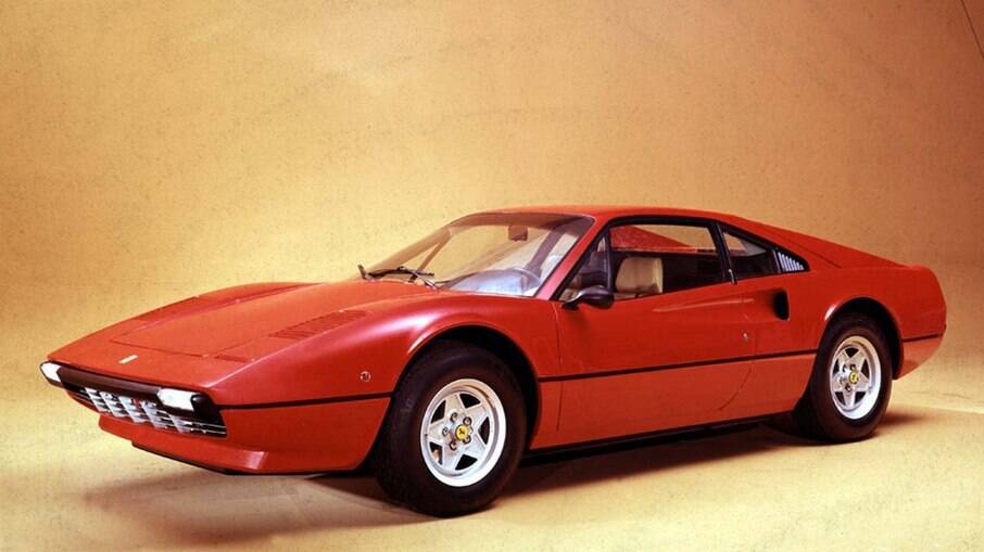 Em 1975, surgiu a Ferrari 308, nas versões GTB (Gran Turismo Berlinetta), foto acima, e GTS (Gran Turismo Sport).