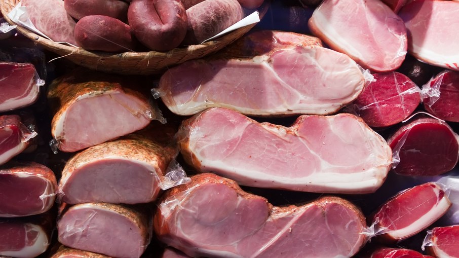 OMS classifica carnes processadas como risco comprovado de câncer