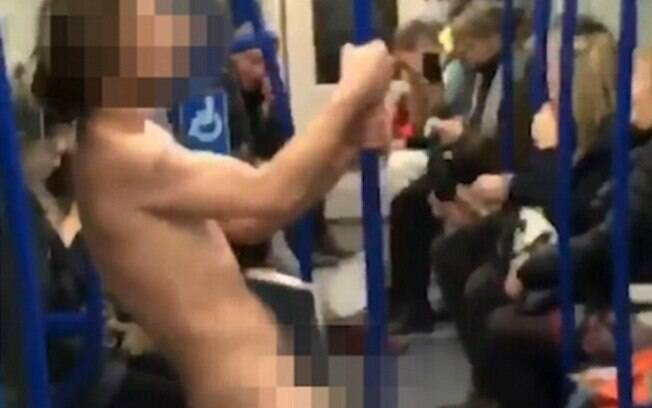 Daniella Vieco filmou um homem pelado – em uma performance de pole dance – no metrô da cidade de Londres