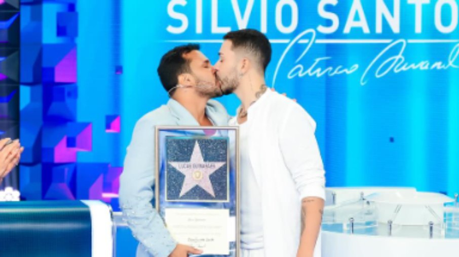 Carlinhos Maia e Lucas Guimarães se beijam no palco do SBT