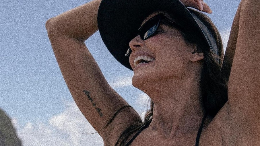 Deborah Secco aproveita dia de lazer na praia com a filha