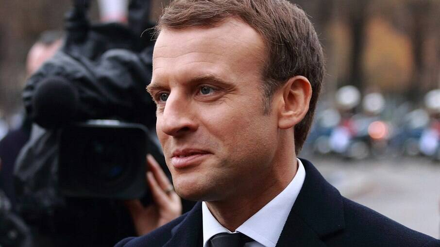 Emmanuel Macron, presidente da França, foi reeleito neste domingo (24)