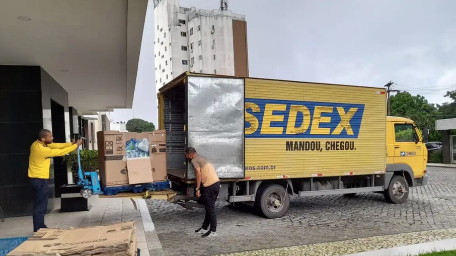 Correios suspenderam temporariamente o recebimento de doações de roupas às vítimas das inundações no Rio Grande do Sul