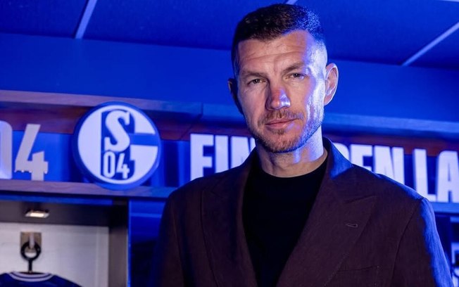 Aos 40 anos, Dzeko atua pelo Schelke 04 da Alemanha 