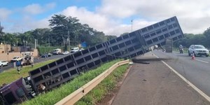 Caminhão carregado com bezerros tomba na BR-153 após colisão
