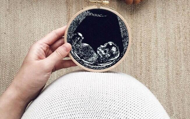 O bordado que Veselka Bulkan fez a partir da imagem de ultrassom de sua própria gravidez.