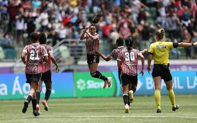 Thaís relata emoção na conquista da Brasil Ladies Cup pelo São Paulo: 'Fiquei arrepiada' Thaís relata emoção na conquista da Brasil Ladies Cup pelo São Paulo: 'Fiquei arrepiada'