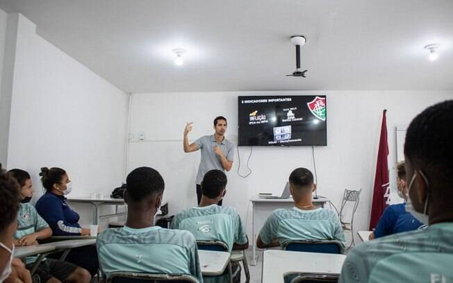 Alunos das categorias de base do Fluminense fazem curso com dicas de educação financeira