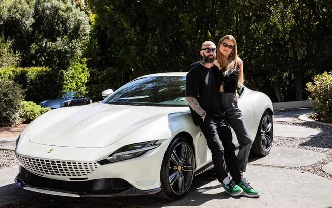 Adam Levine e sua esposa Behati Prinsloo, ao lado da Ferrari Roma