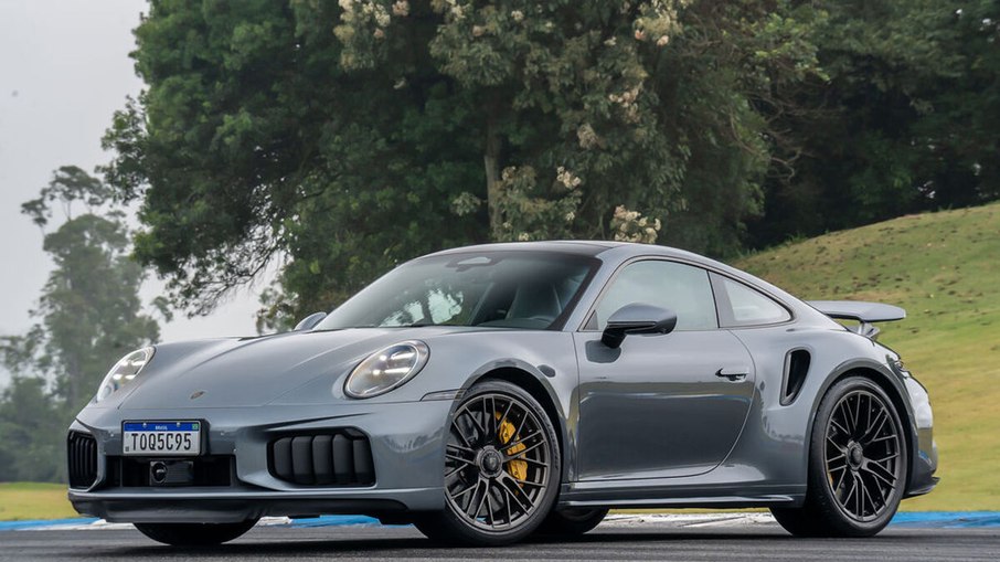 Novo Porsche 911 Turbo S foi testado em pista molhada no Autódromo Velocitta