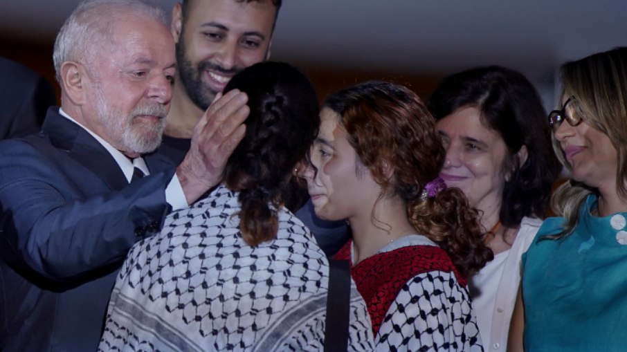 Presidente Lula recebe os 32 brasileiros resgatados da Faixa de Gaza que saiu do Cairo (Egito) para o Brasil