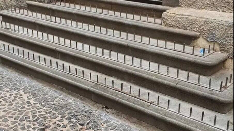 Espetos devem ser removidos de escada da Catedral de Campinas.