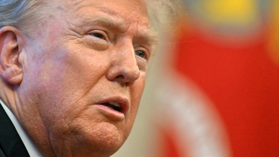 O presidente dos EUA, Donald Trump, fala à imprensa após assinar uma ordem executiva no Salão Oval da Casa Branca, em Washington O presidente dos EUA, Donald Trump, fala à imprensa após assinar uma ordem executiva no Salão Oval da Casa Branca, em Washington