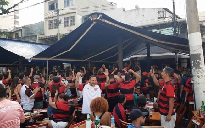 Pré-jogo da torcida do Flamengo no Rio de Janeiro é marcado por calor, álcool e animação