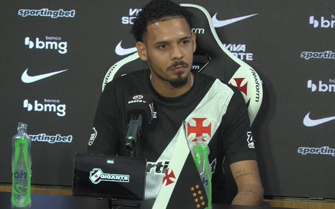 Gabriel Pereira veste a camisa do Vasco ao lado do diretor Admar Lopes