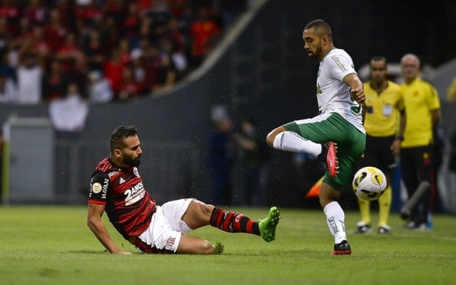Thiago Maia recebe terceiro cartão amarelo e desfalca Flamengo contra Avaí pelo Brasileirão