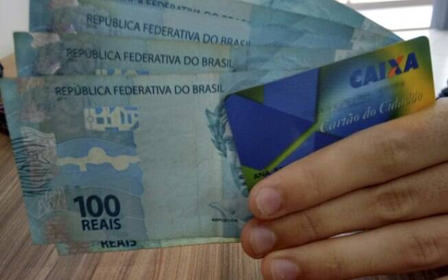 Quase 30% dos brasileiros ainda recebem o salário em dinheiro, segundo pesquisa divulgada pelo Banco Central
