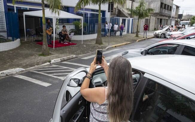 Em formato Drive-In, a iniciativa organizada pela equipe técnica da unidade escolar marcou as homenagens alusivas ao Dia dos Professores