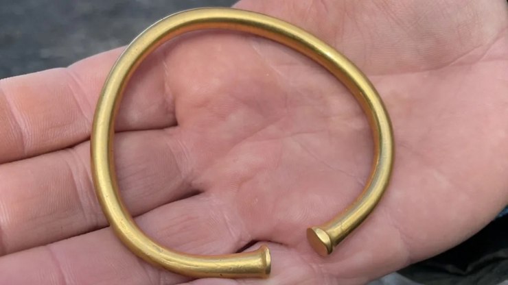 Caçador de tesouros encontra pulseira de ouro de R$ 136 mil