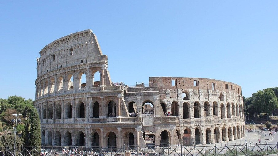 O Coliseu está no centro de Roma, na Itália