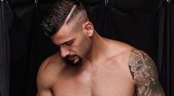 Ex-BBB Nizam publica 1º nude frontal em site adulto e foto vaza