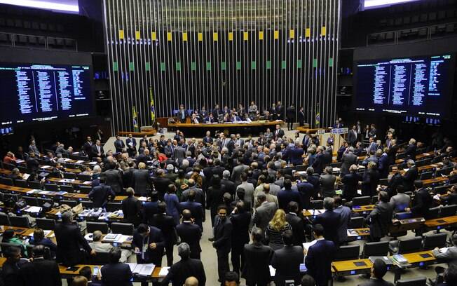 Plenário do Congresso Nacional repleto de ternos e gravatas; desigualdade de gênero na política é refletida nas leis do País