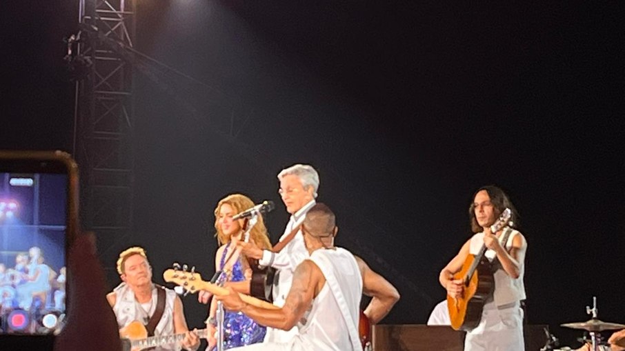 Shakira e Caetano cantam 