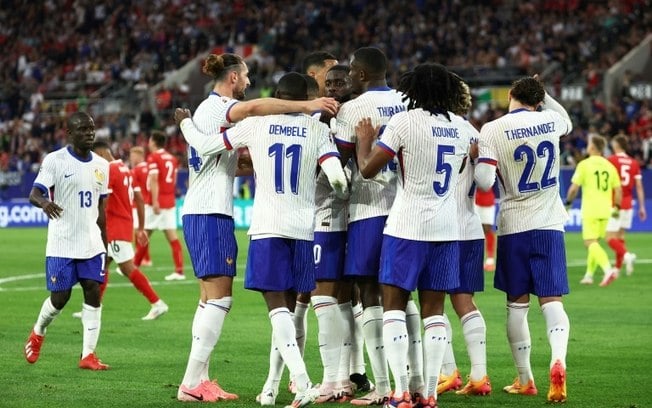 Jogadores da França comemoram o gol da vitória sobre a Áustria por 1 a 0 nesta segunda-feira, pelo Grupo D da Eurocopa
