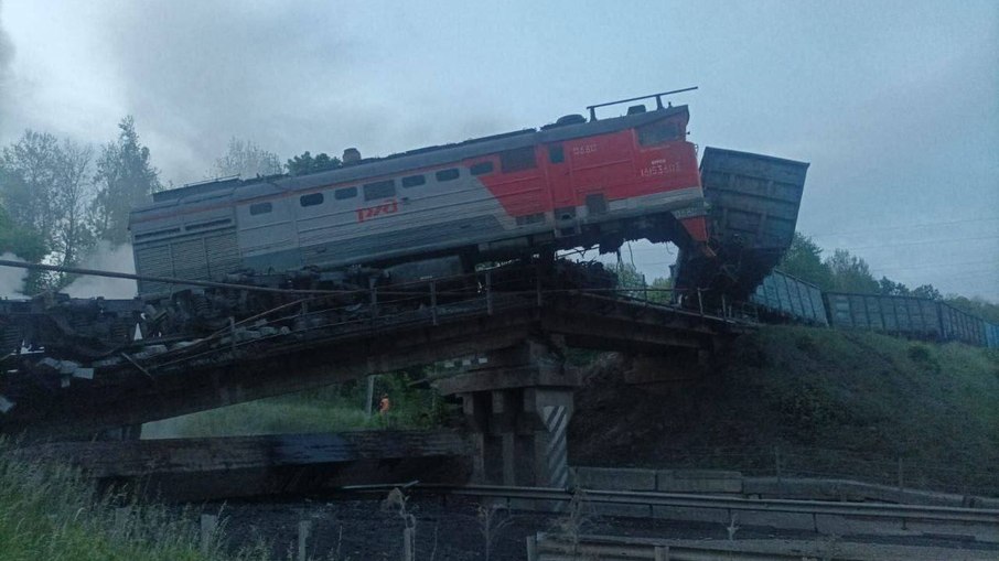 Trem descarrilhado após queda de ponte em Kursk, na Rússia Trem descarrilhado após queda de ponte em Kursk, na Rússia