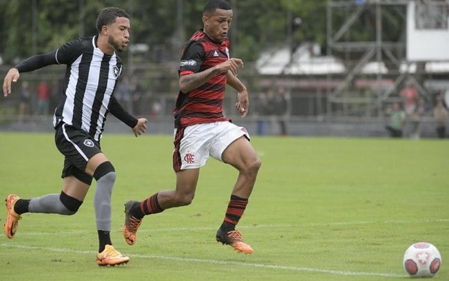 Botafogo vence o Flamengo de virada e está perto das semifinais do Carioca Sub-20