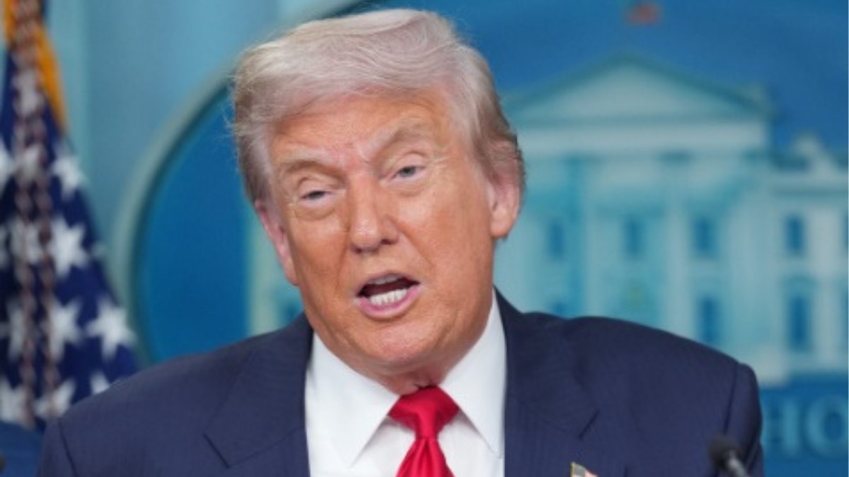 Trump Ataca: E-mails de Epstein São 'Armadilha' para Desviar Atenção de Crise no Governo