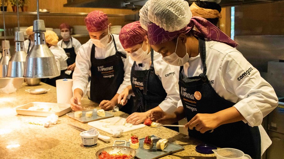 Chef aprendiz leva ensinamentos de cozinha a comunidades carentes