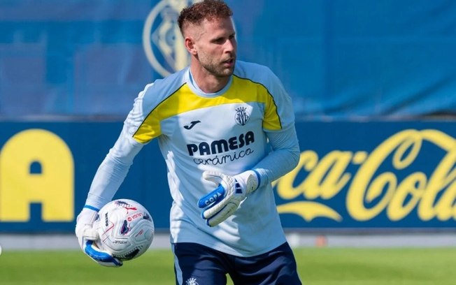 O goleiro Peter Gulácsi, do Villarreal, sofreu um assalto à mão armada dentro de casa, na Espanha