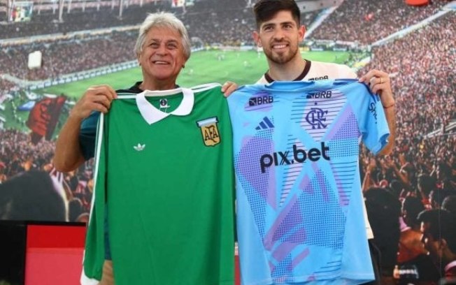 Rossi e Fillol trocam camisas no CT do Flamengo Rossi e Fillol trocam camisas no CT do Flamengo