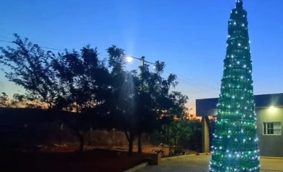 Árvore de natal inusitada de 5 metros com garrafas de cervejas viraliza