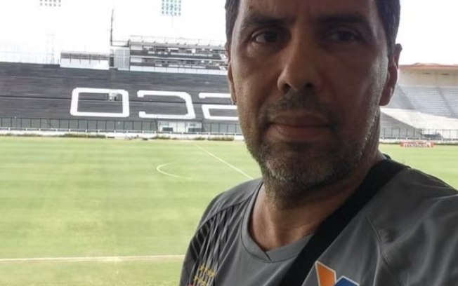 Mauro Canelas, com a camisa do Vasco, em uma de suas visitas a São Januário -