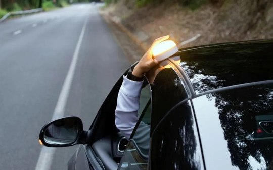 Triângulo do carro começa a ser trocado por luz de emergência