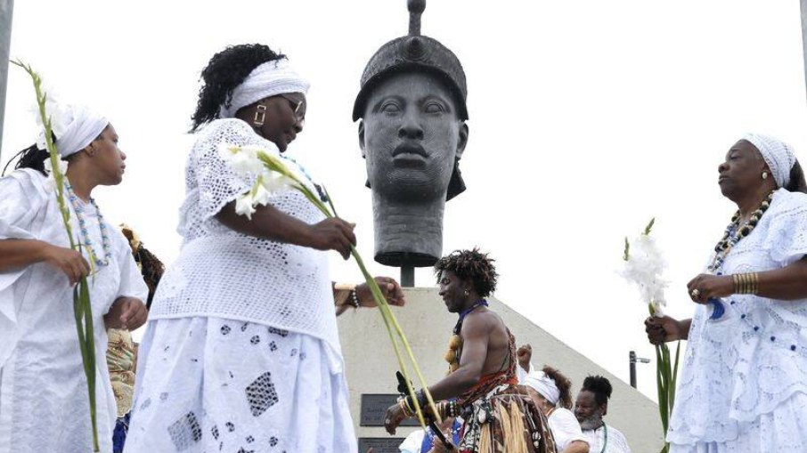 Em comemoração ao Dia da Consciência Negra, grupos fazem homenagens junto ao Monumento a Zumbi dos Palmares no RJ