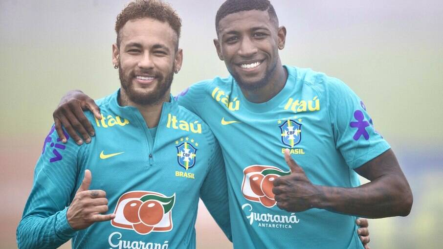 Neymar e Emerson Royal em treino pela seleção brasileira