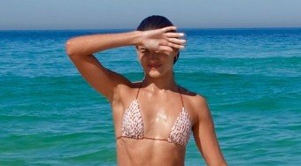 Leticia Salles curte praia paradisíaca com o namorado