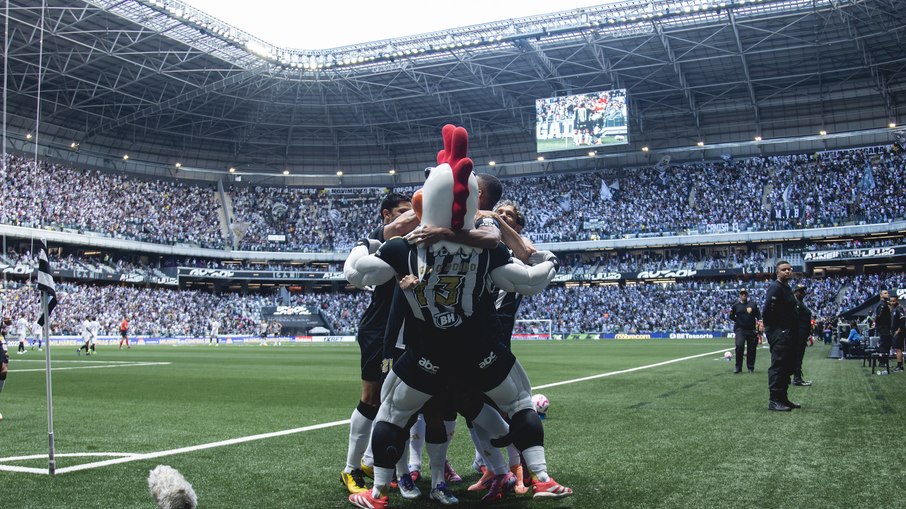 Jogadores e mascote do Galo comemoram gol contra o Ceará Jogadores e mascote do Galo comemoram gol contra o Ceará