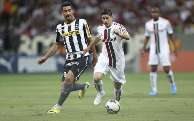 Ferreyra e Conca em lance do duelo entre Botafogo e Fluminense em Brasília. Foto: Agência Photocamera
